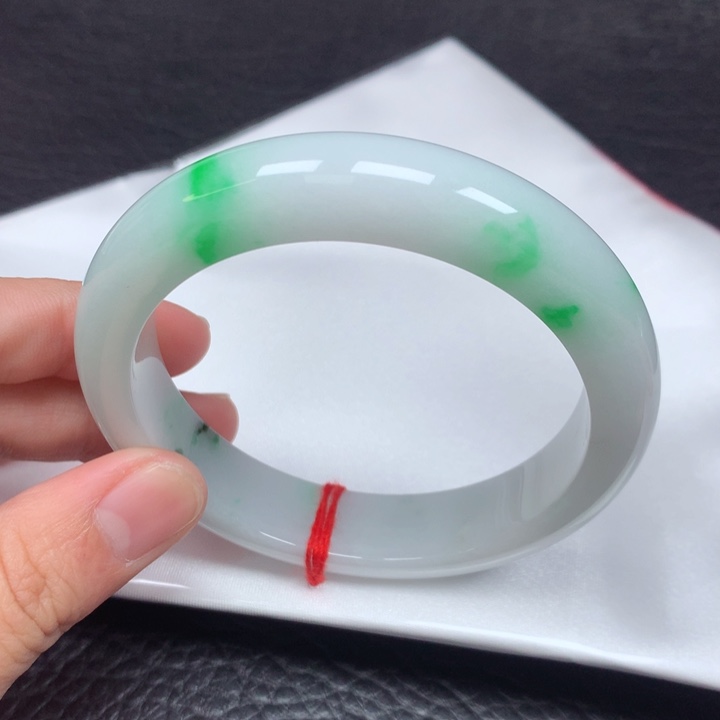 翡翠手镯未镶嵌。