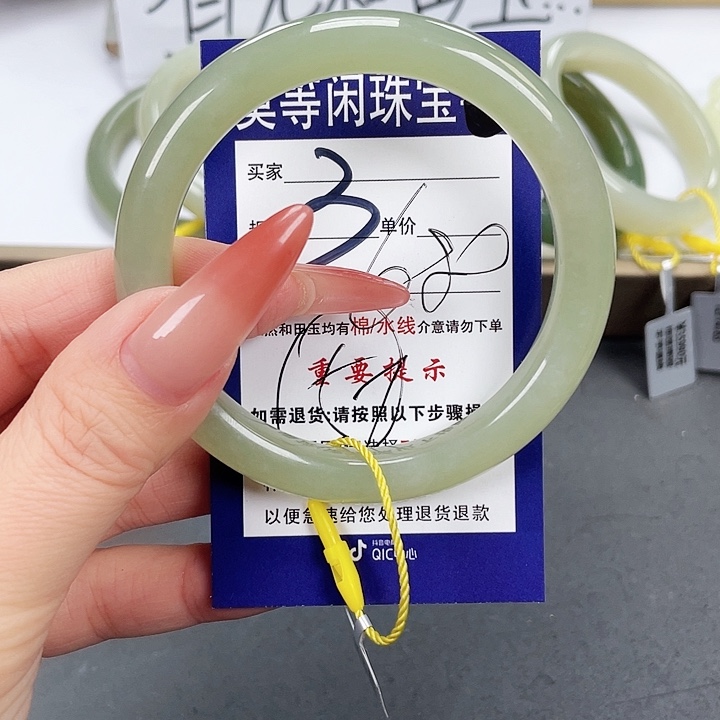 和田玉手镯未镶嵌