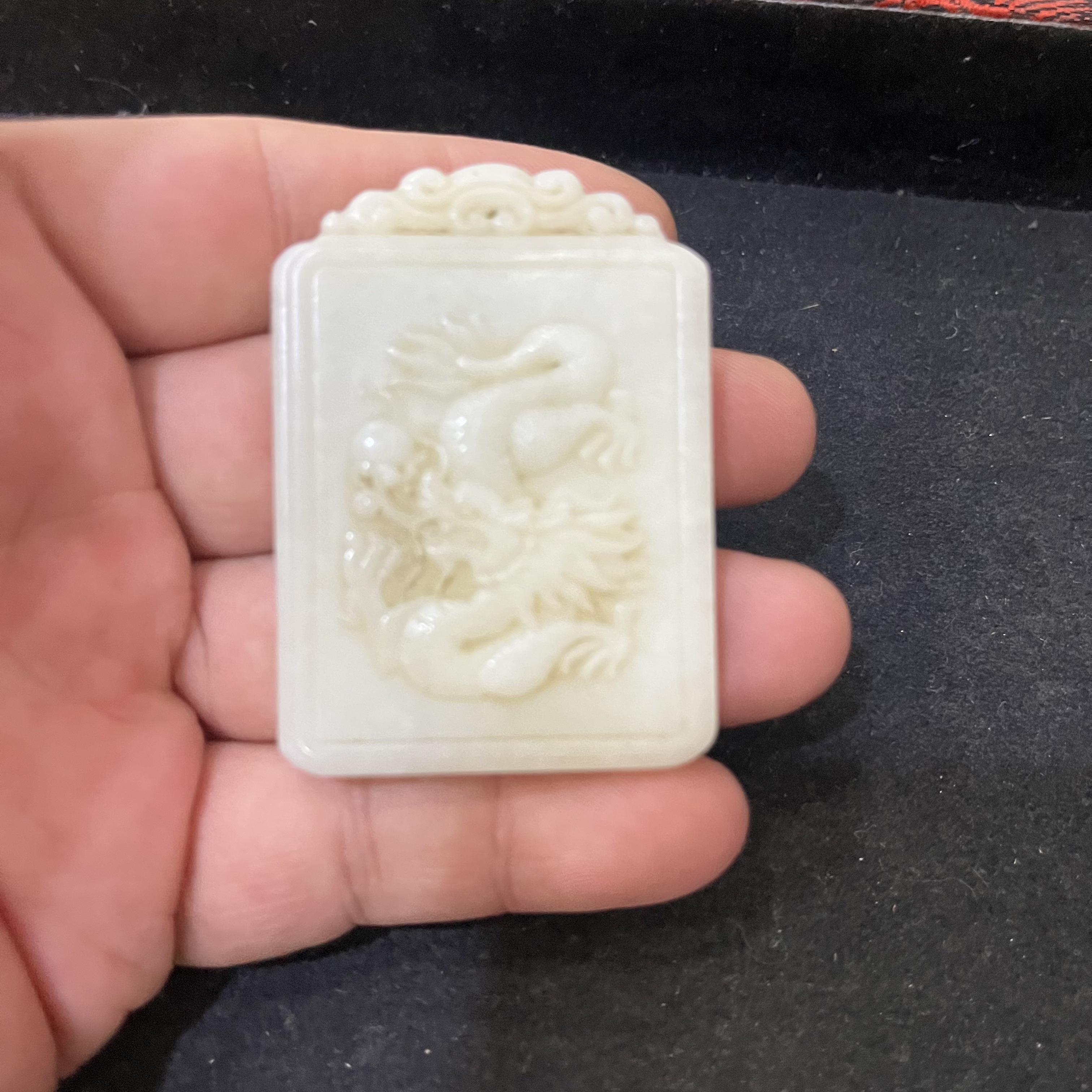和田玉精雕龙吸珠，尺寸5.6*3.9*0.8厘米，重量45克