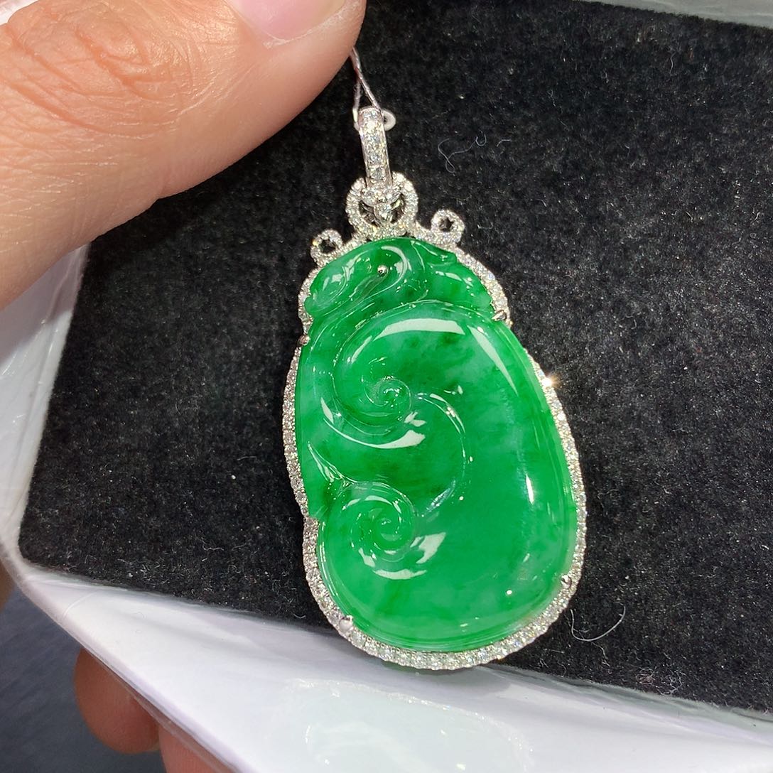 翡翠吊坠(赠链)18K金镶嵌
