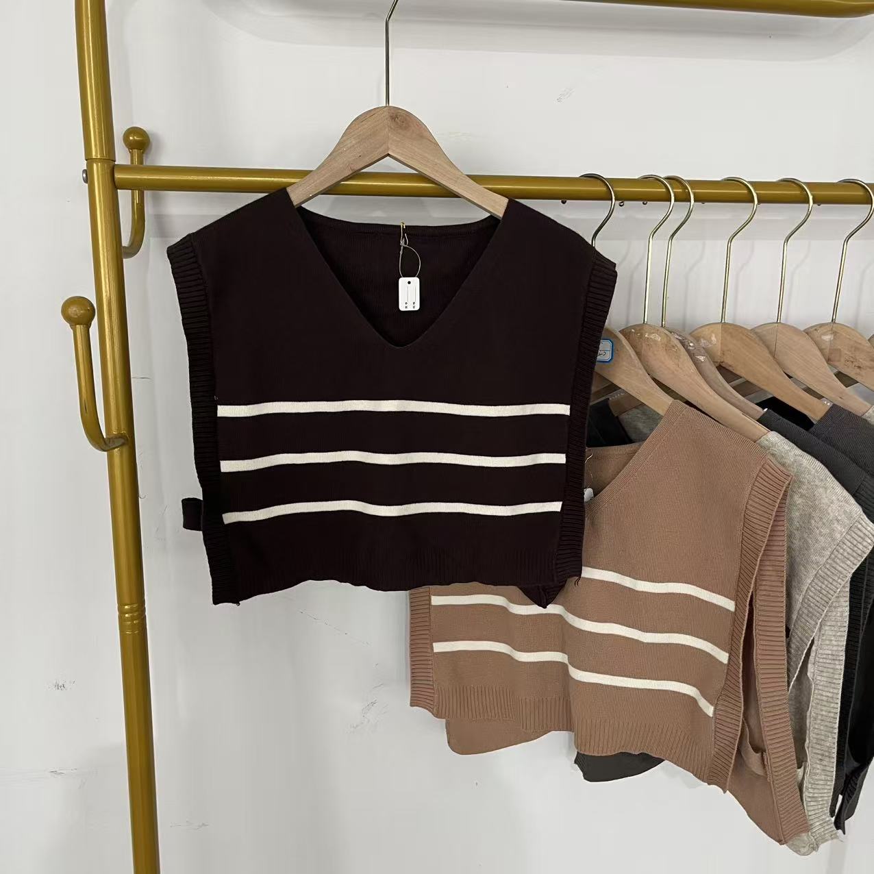 C20-3-1035款   短款常规款薄款V领秋季条纹针织