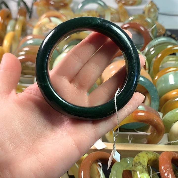 岫玉手镯未镶嵌绿色