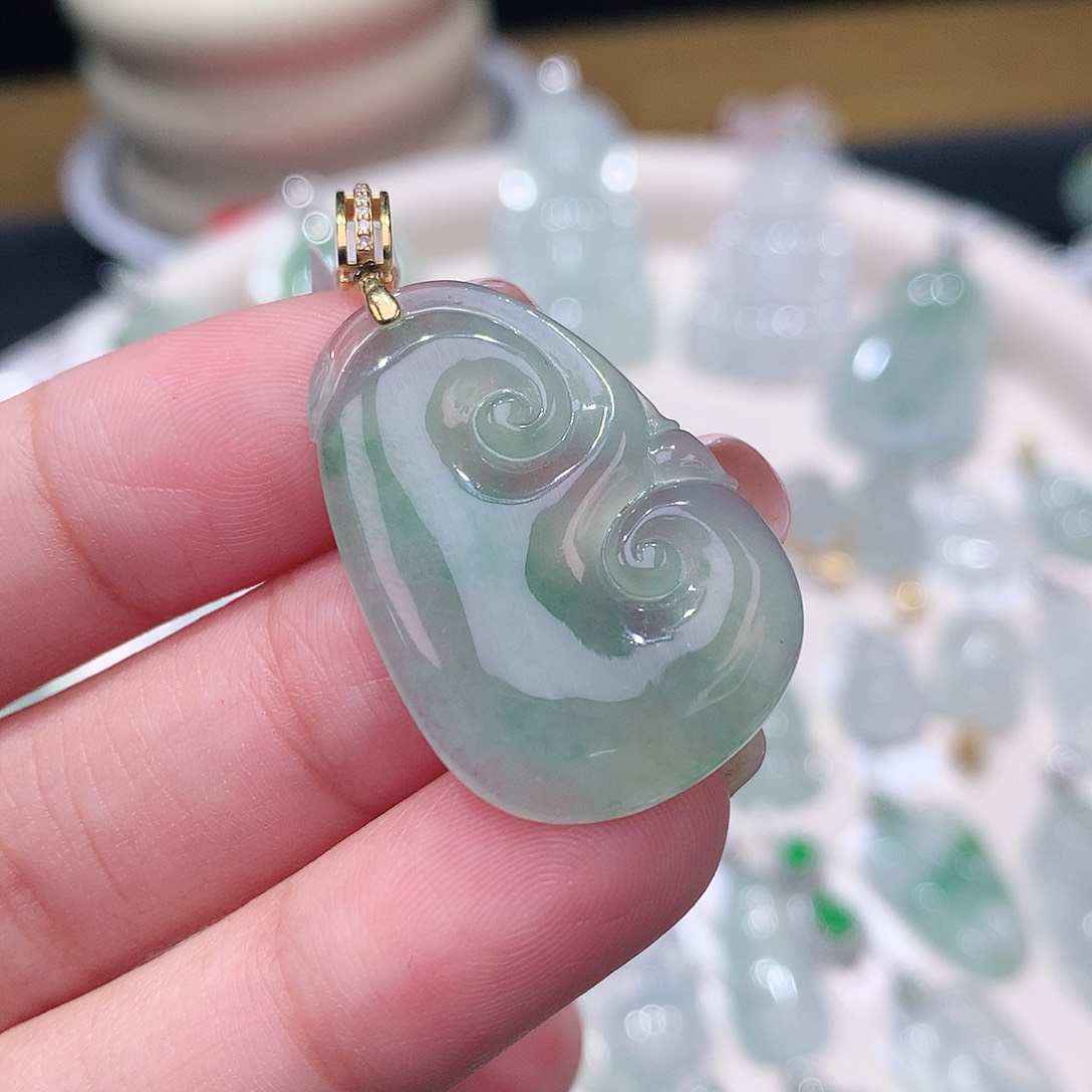 颈饰18K金镶嵌翡翠如意