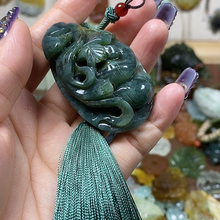 蛇纹石玉吊坠未镶嵌