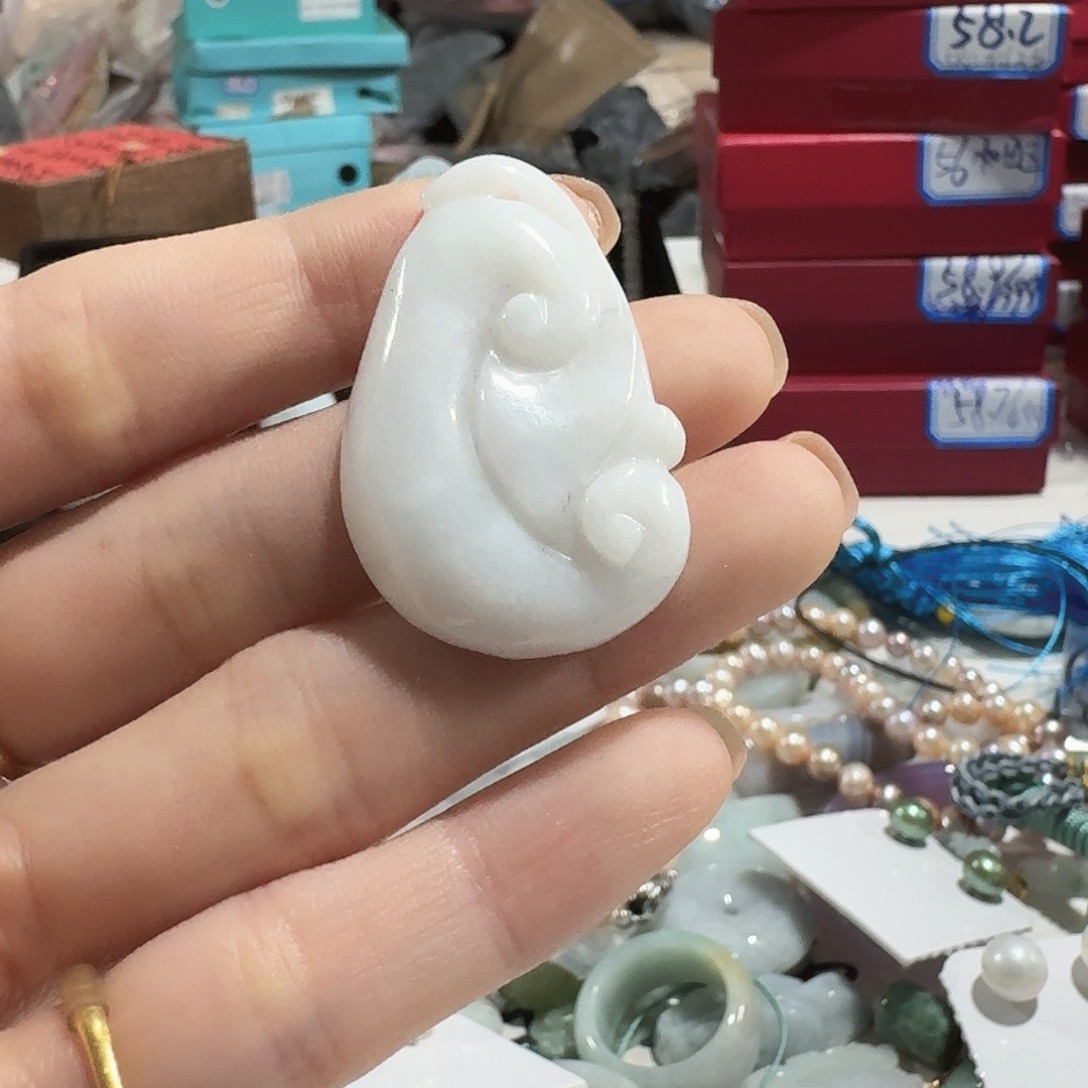 0****翡翠未镶嵌颈饰5625