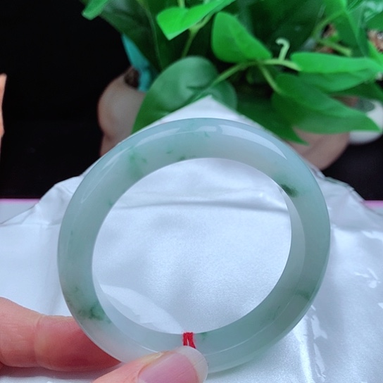 翡翠手镯未镶嵌       正圈53 飘绿花