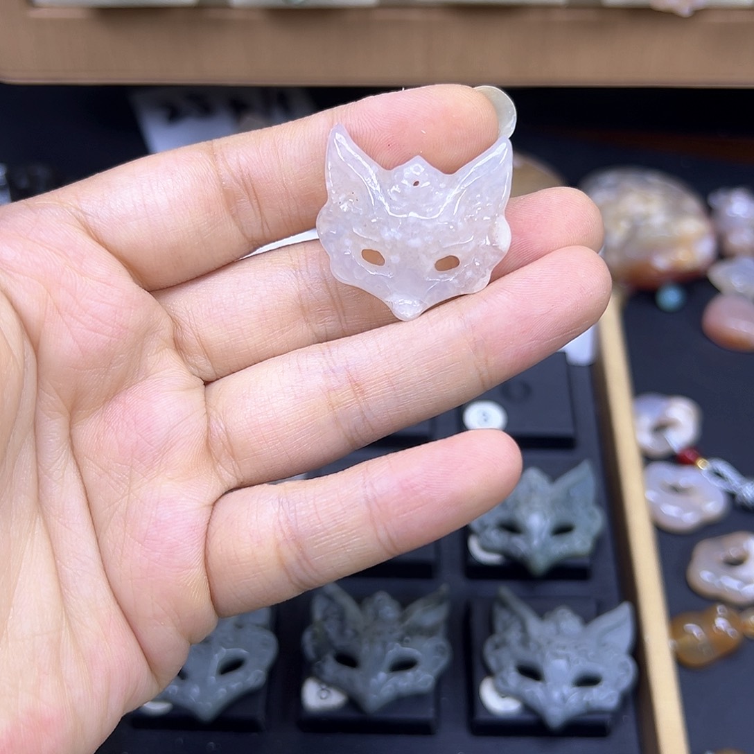 田****石英质玉未镶嵌颈饰