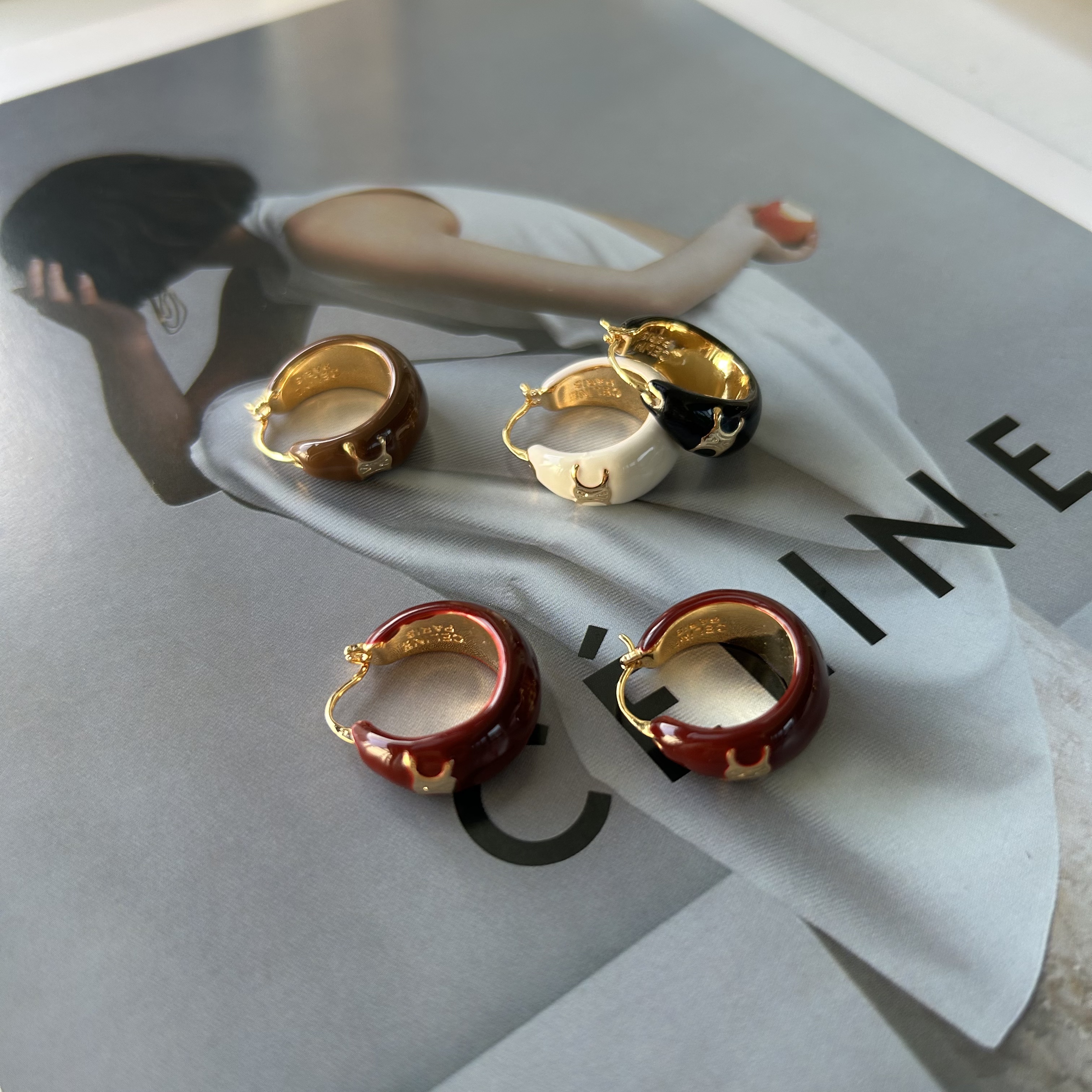 铜合金耳饰 轻奢珐琅安哥拉红凯旋门滴釉耳圈 小众高级感秋冬耳饰