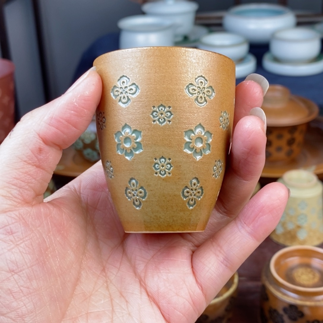 朱砂胎草木灰宝相花纹 闻香杯 微瑕 