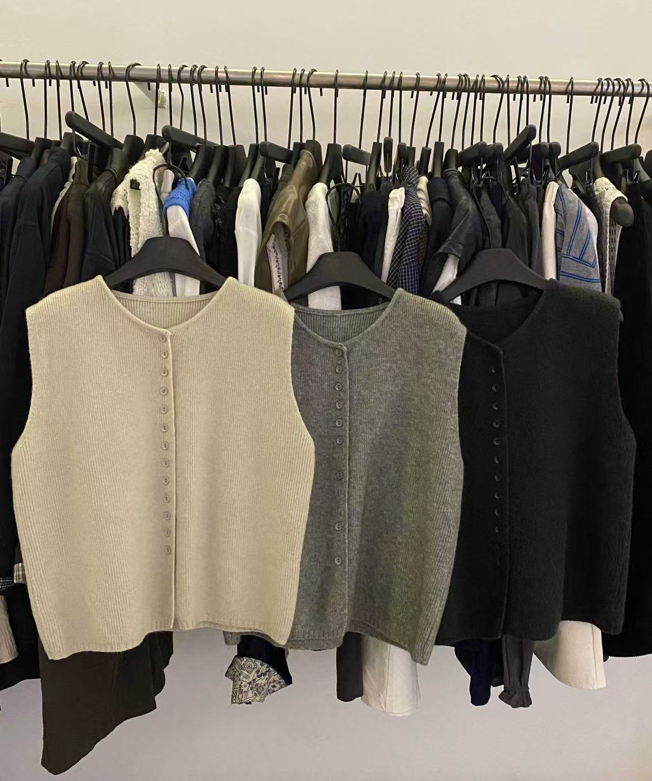 颖小颖 秋冬百搭单排扣纯色宽松无袖针织马甲开衫背心叠穿洋气女