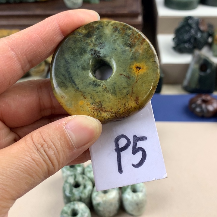 岫岩河磨玉（透闪石质玉）挂件有瑕未镶嵌随**遥