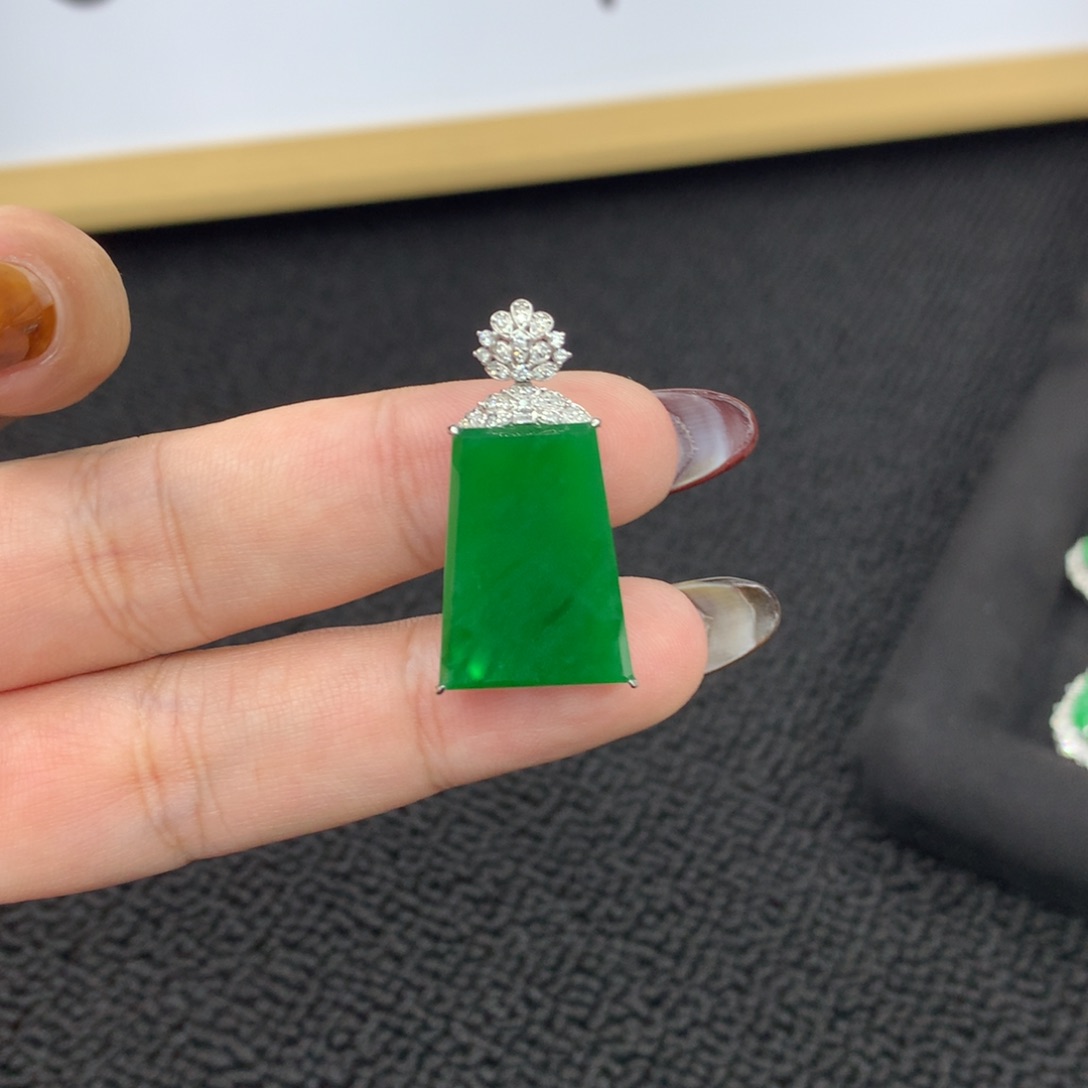 颈饰18K金镶嵌翡翠L**?无事牌