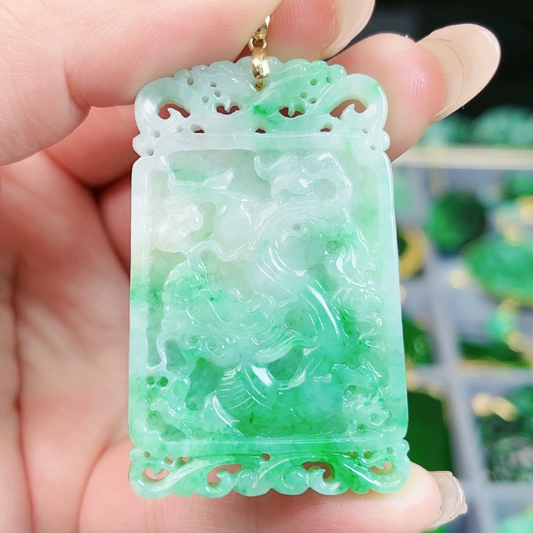 翡翠颈饰18K金镶嵌吊坠