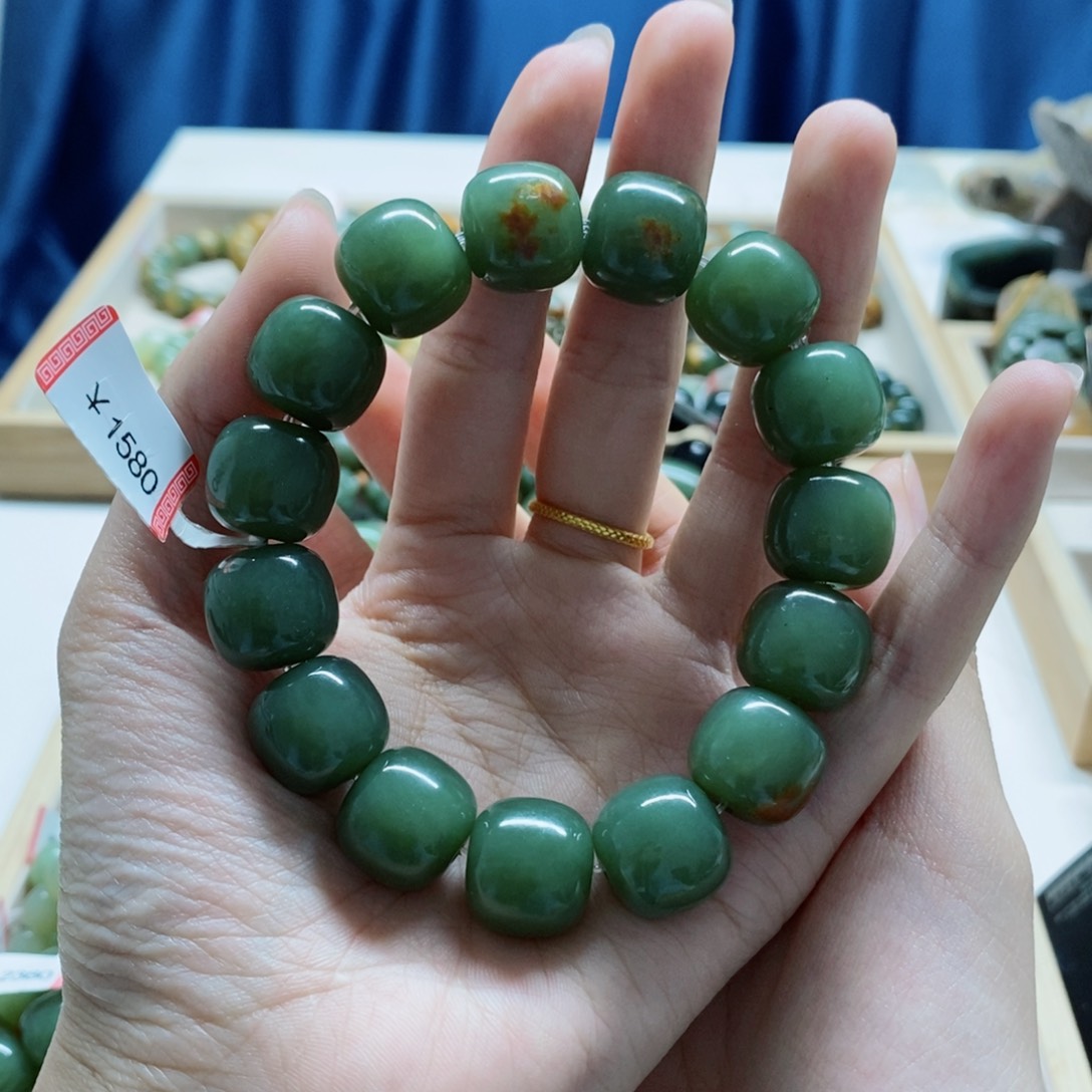 透闪石质玉手串未镶嵌w****6