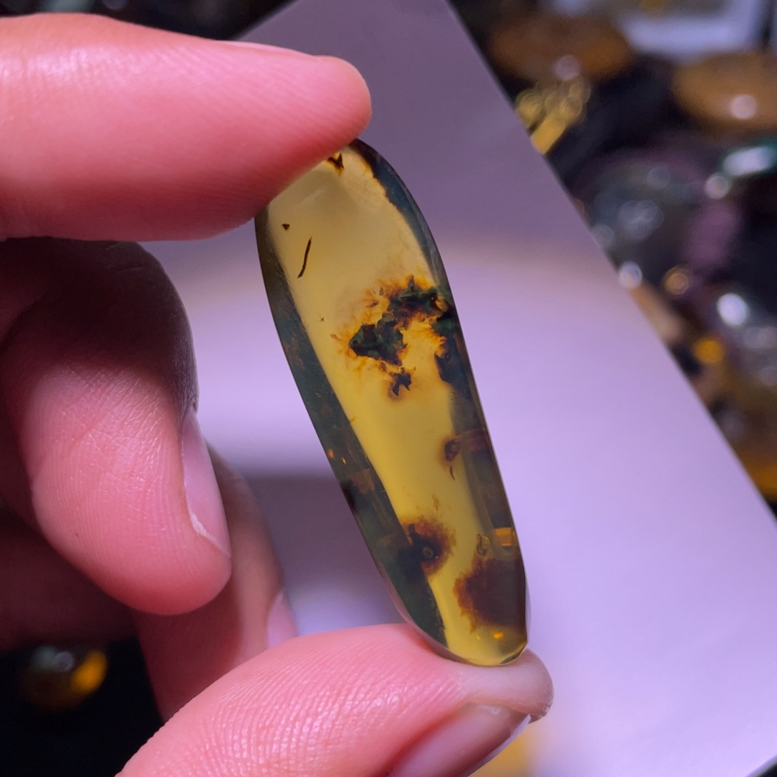 琥珀裸石未镶嵌，