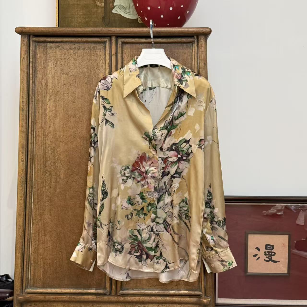 漫颜刘2025春季新品桑蚕丝花色衬衫翻领单排扣休闲宽松花朵上衣