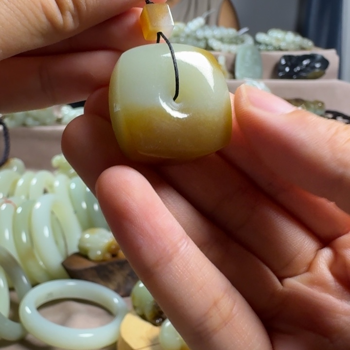 颈饰未镶嵌和田玉（糖玉）