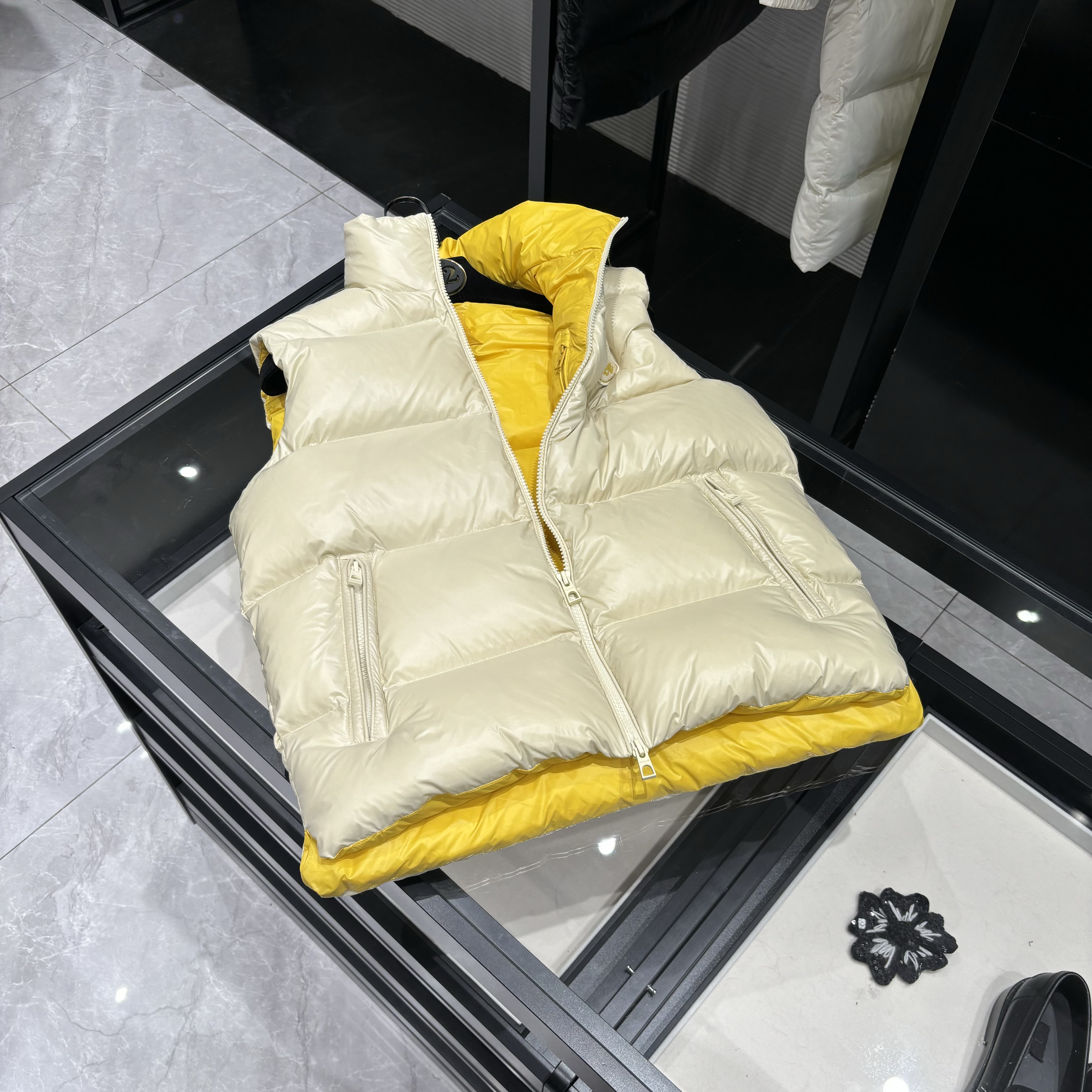 25年秋冬新款 时尚黑金撞色内里无袖立领羽绒服马甲-8850