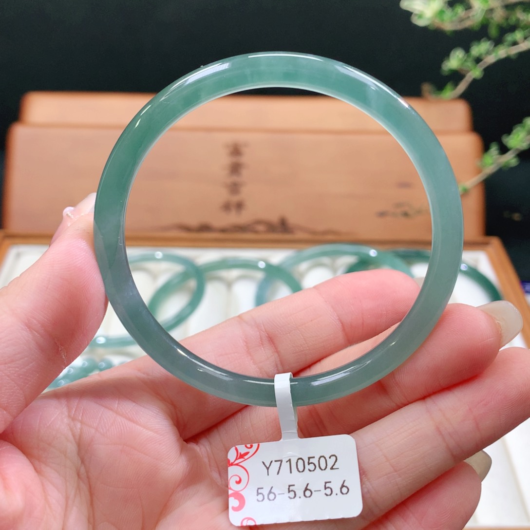 翡翠手镯未镶嵌天然