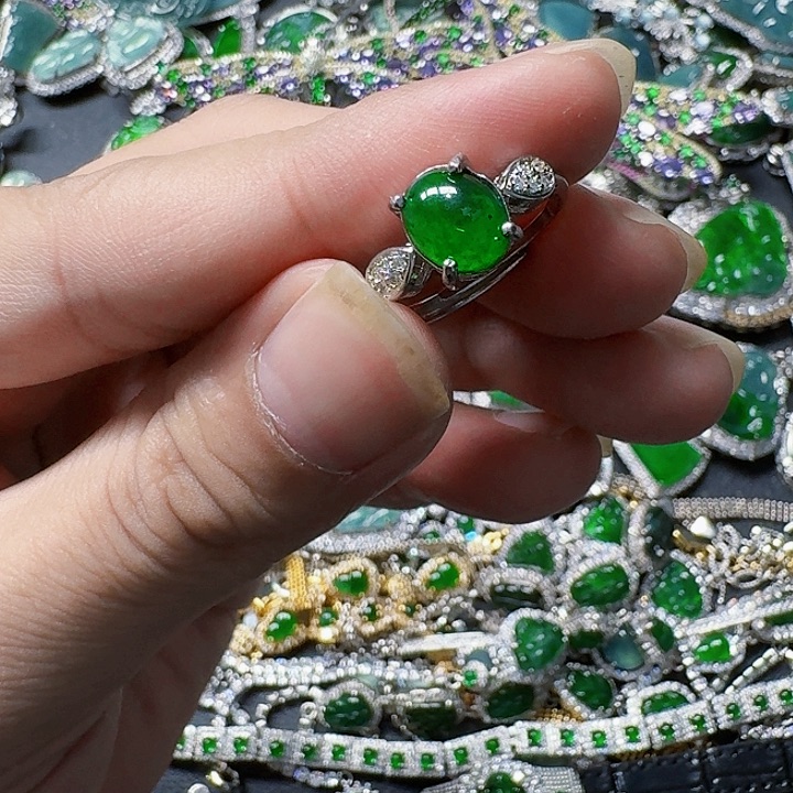 翡翠颈饰未镶嵌天然A货翡翠放漏