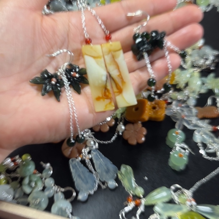 蛇纹石玉耳饰未镶嵌