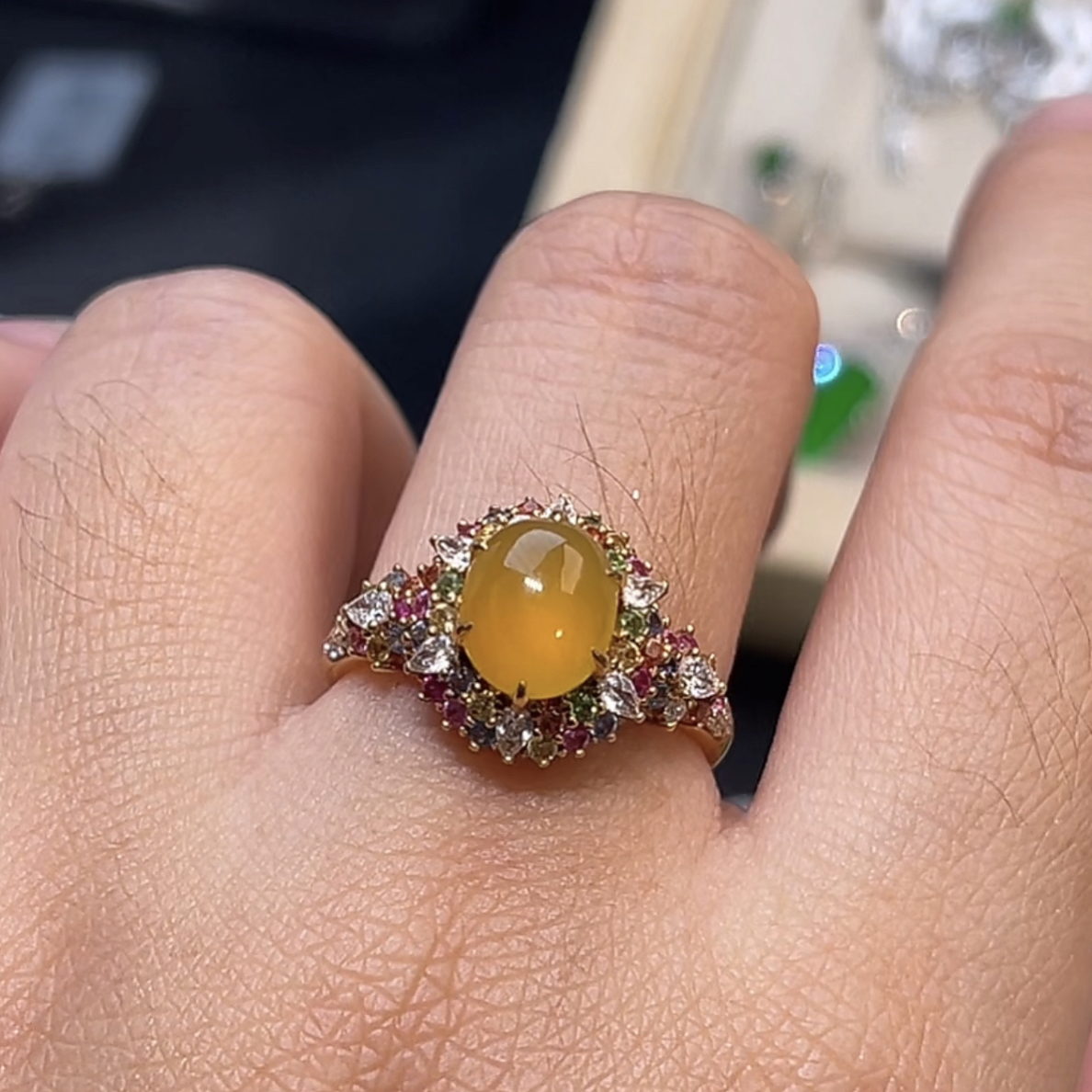 18k金镶嵌黄翡蛋面戒指