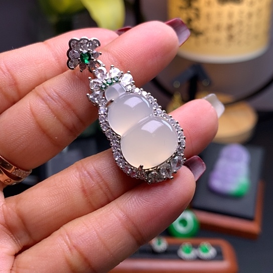 翡翠吊坠(赠链)未镶嵌