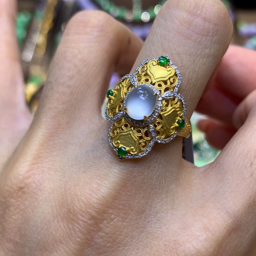 颈饰18K金镶嵌翡翠