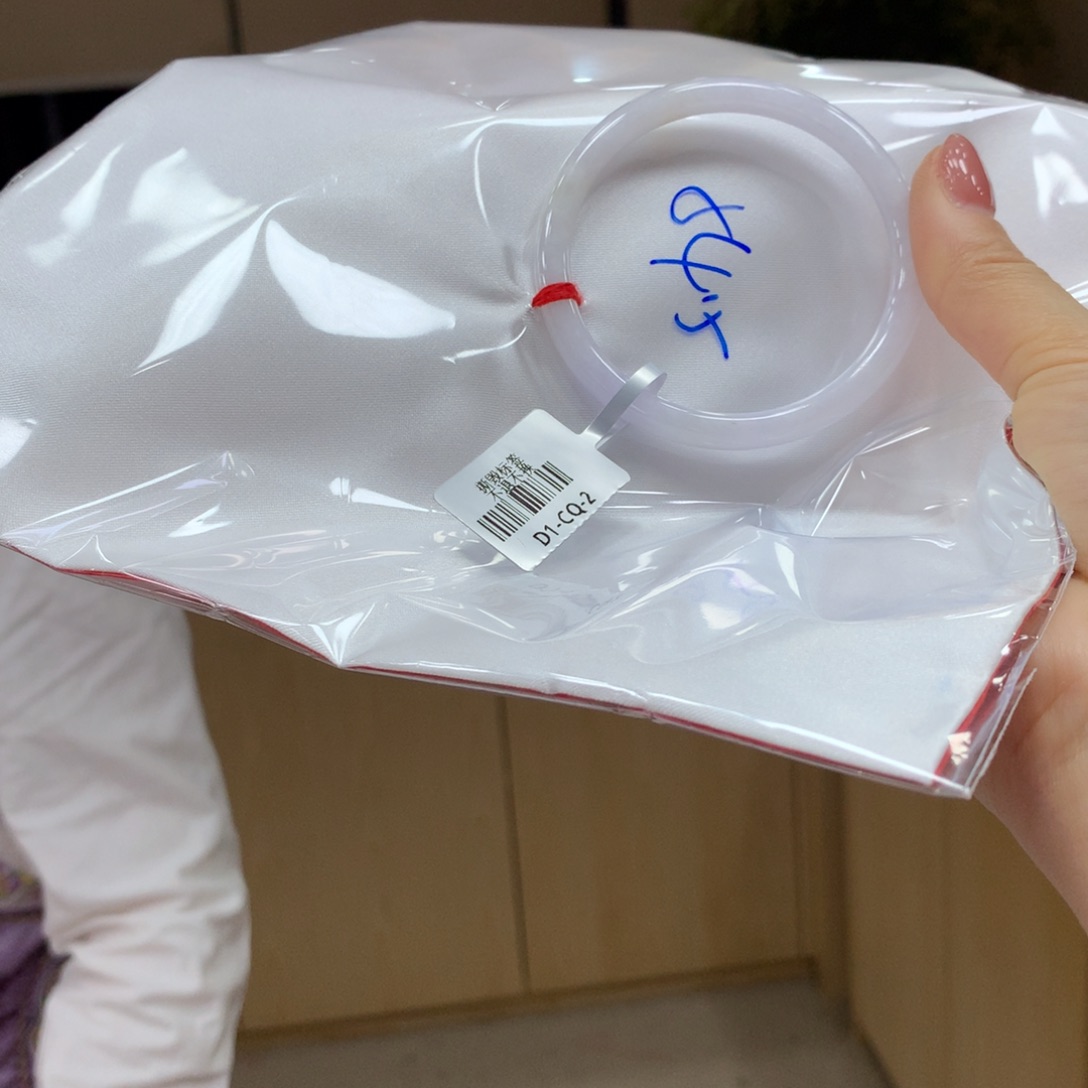 翡翠手镯未镶嵌不退不换