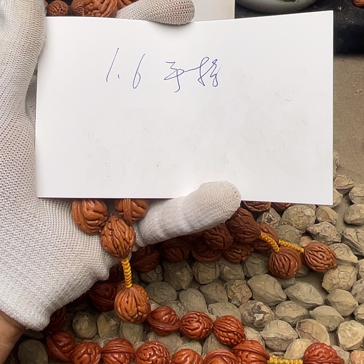 云***潇桃核吊坠龙纹桃核的搭配