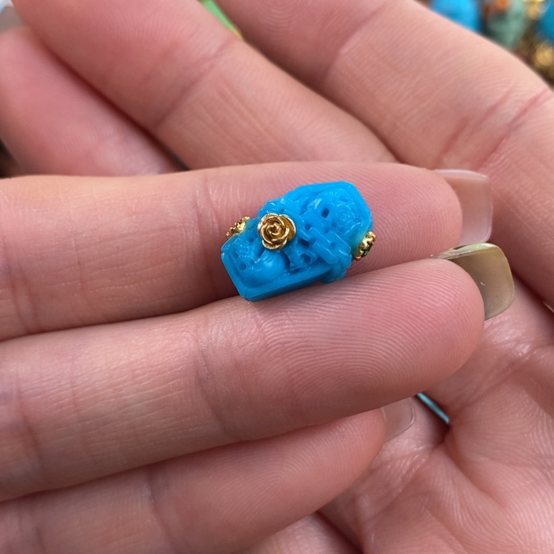 绿松石未镶嵌。圣棺