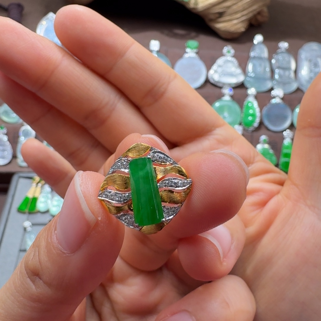 翡翠18K金镶嵌吊坠(赠链)冰种阳绿设计款无事柱