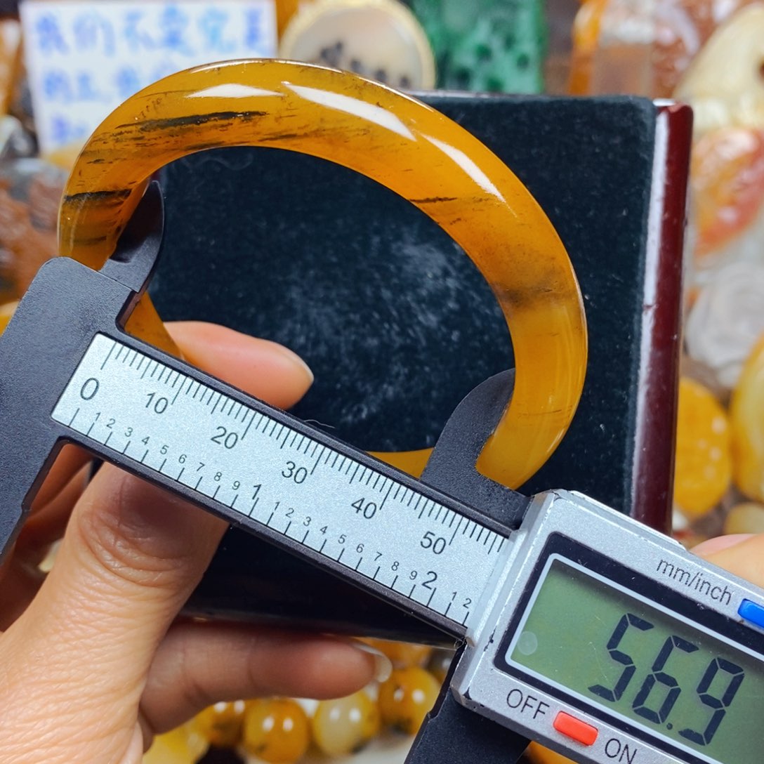 石英质玉（黄龙玉）未镶嵌颈饰