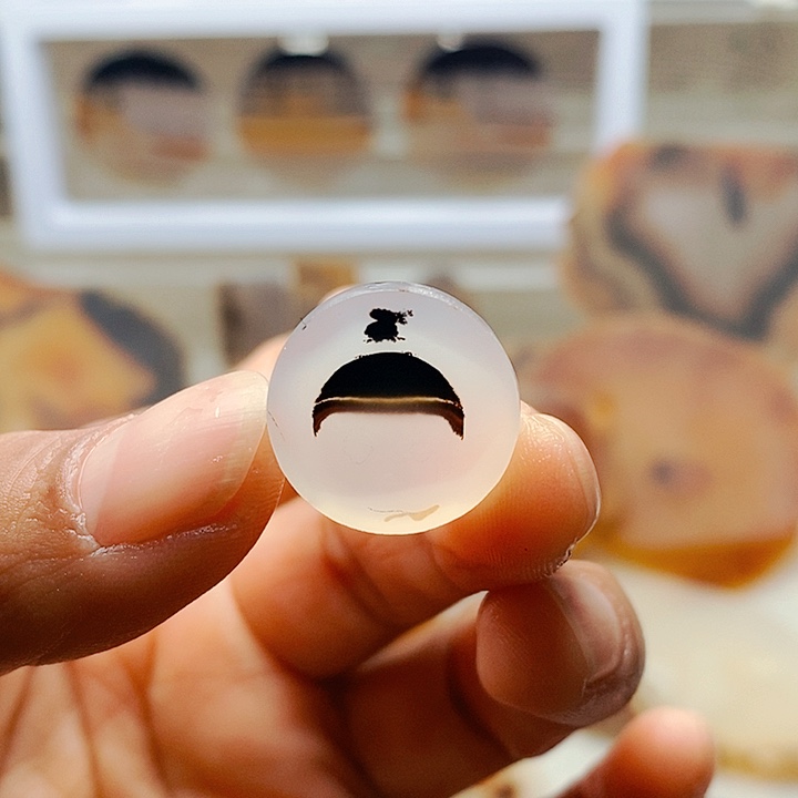 伊***人玛瑙/玉髓未镶嵌颈饰