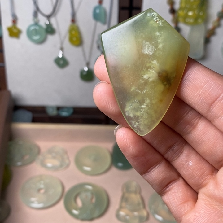 蛇纹石玉颈饰未镶嵌