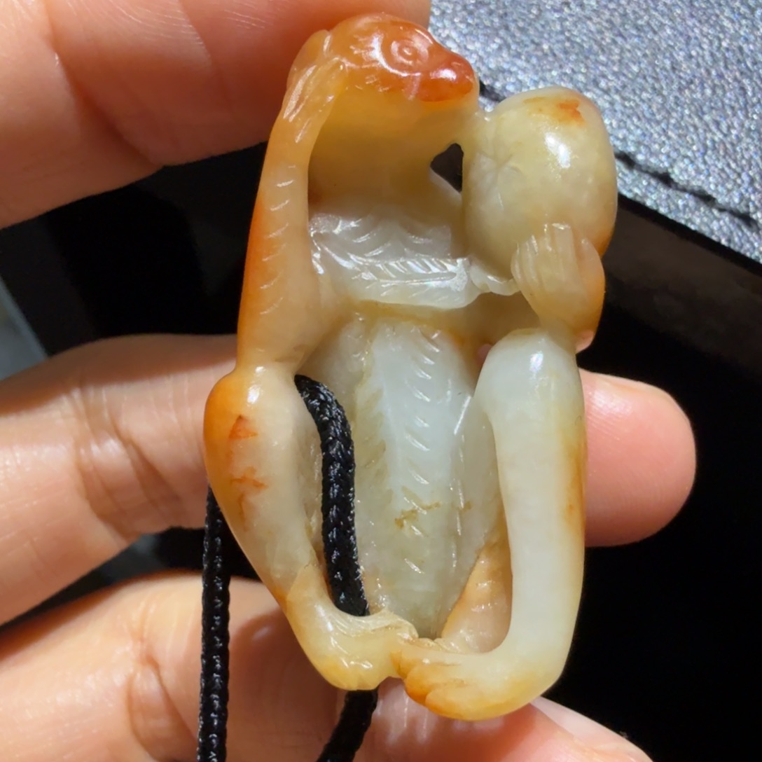 高***瞩翡翠未镶嵌颈饰红翡猴子