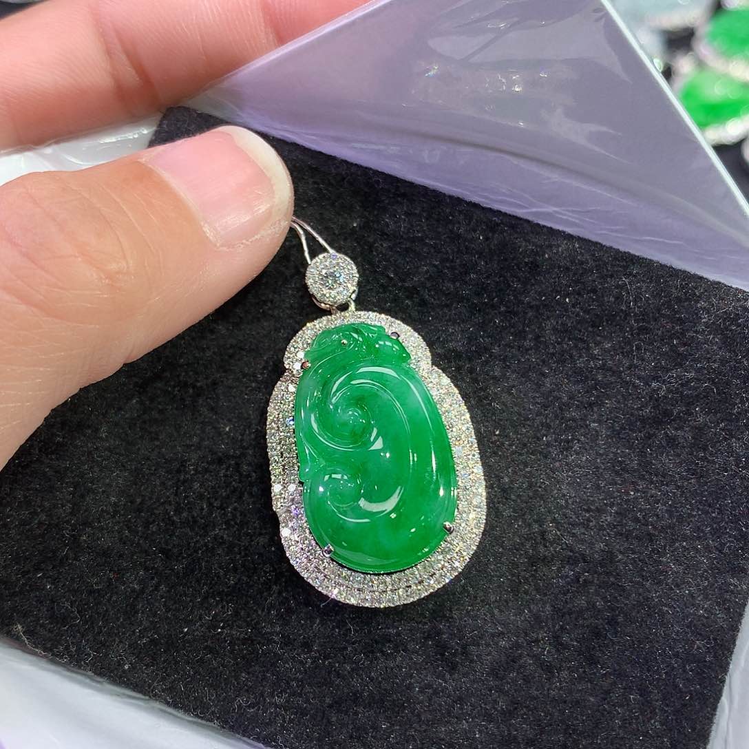 翡翠吊坠(赠链)18K金镶嵌