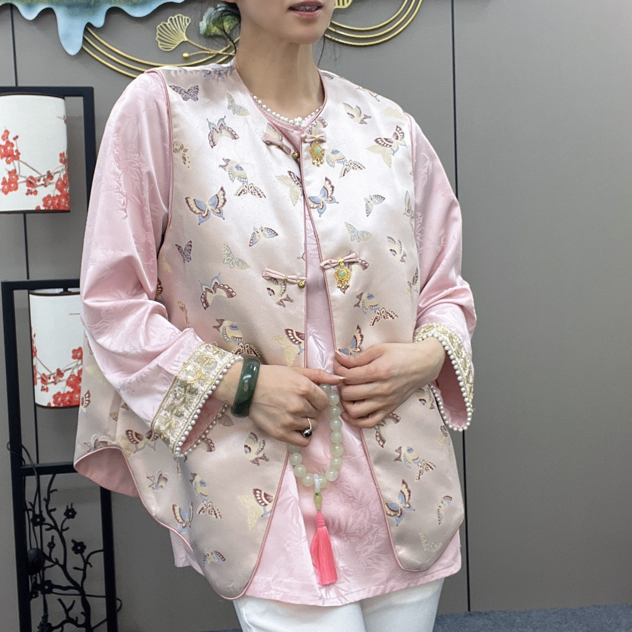 三姐家2025春款新中式蝴蝶提花重工盘扣国风马夹
