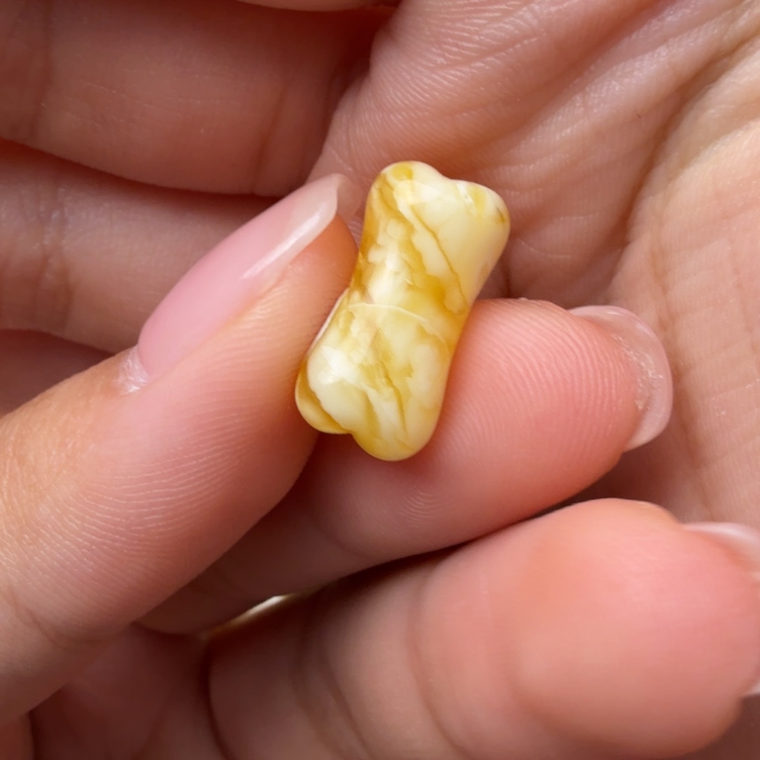 未镶嵌琥珀裸石0.75克