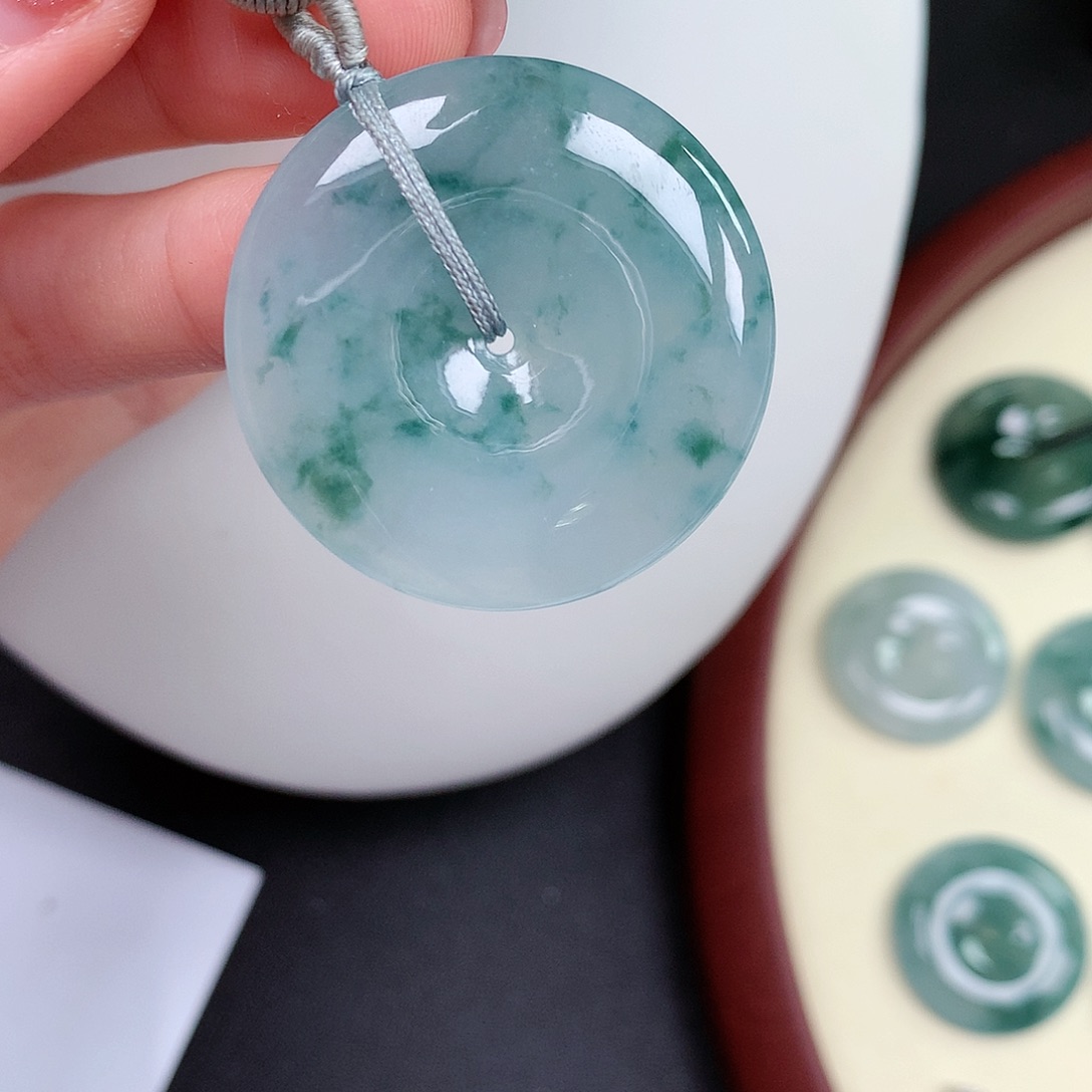 翡翠颈饰未镶嵌平安扣