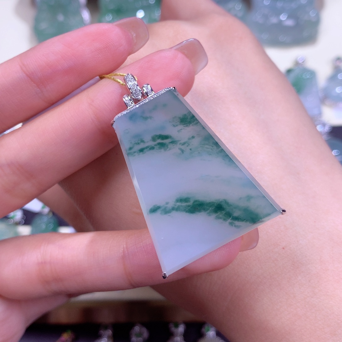 翡翠颈饰18K金镶嵌无事牌