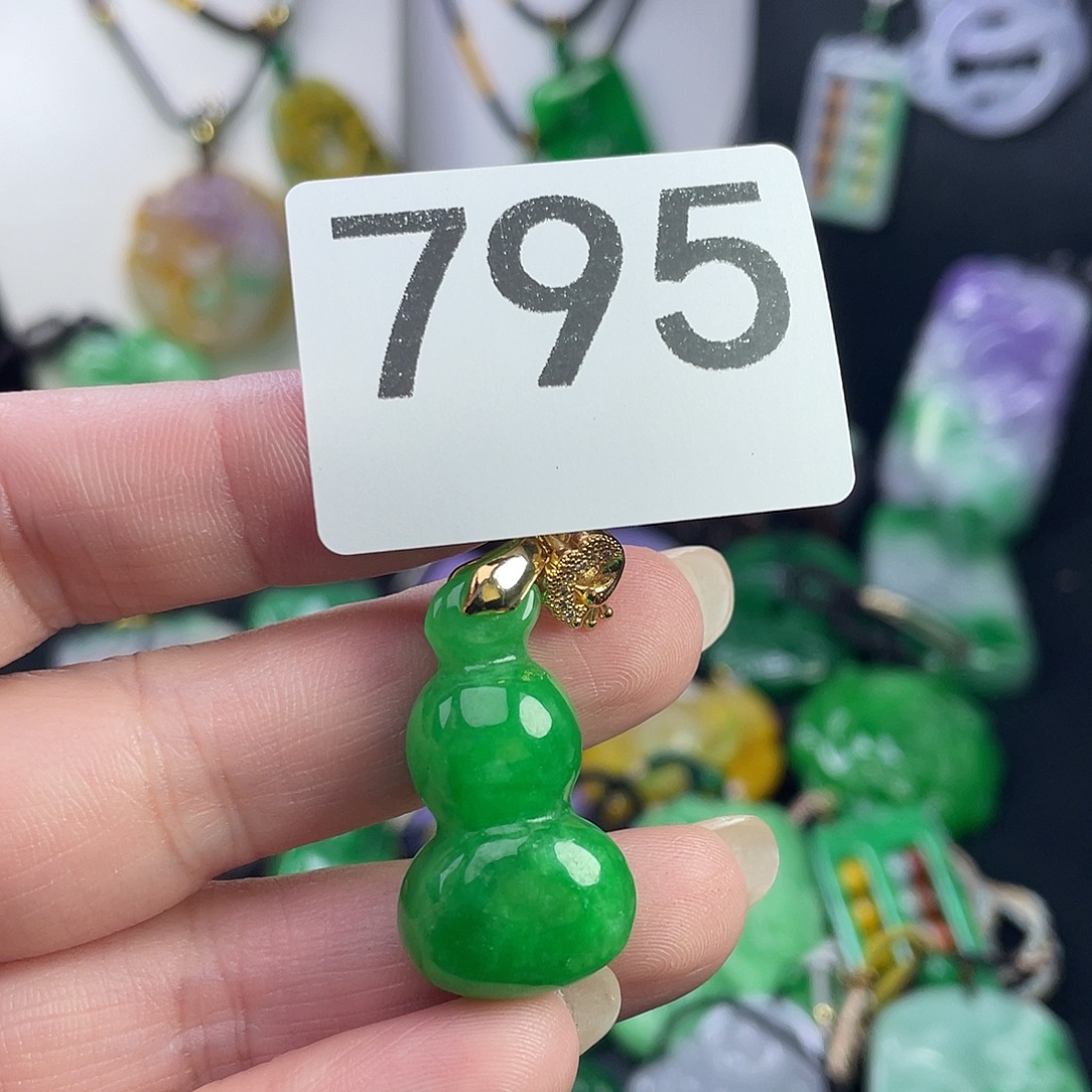 翡翠未镶嵌吊坠(赠链)