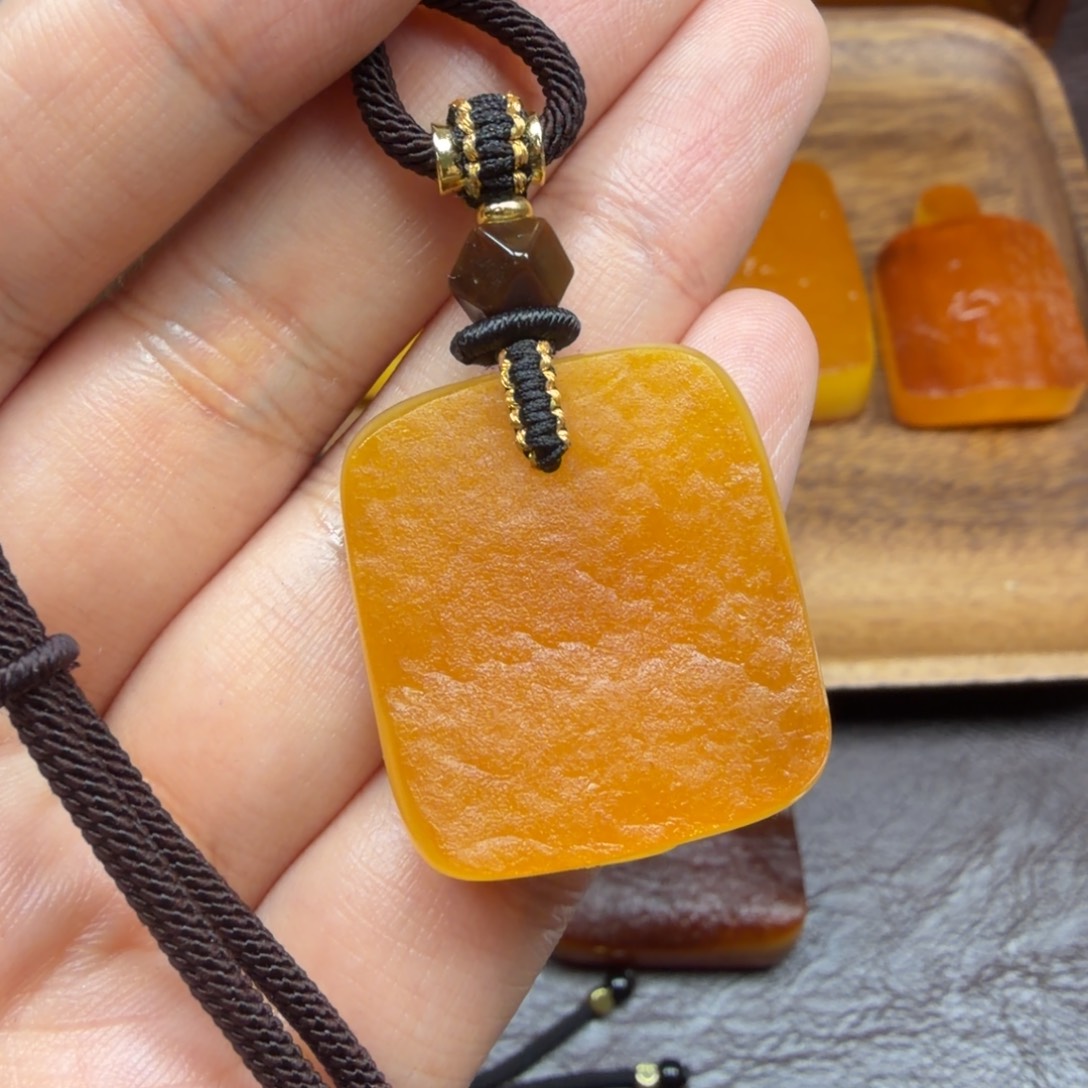 琥珀未镶嵌吊坠(赠链)