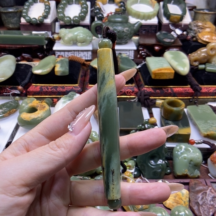 未镶嵌岫岩河磨玉（透闪石质玉）把件