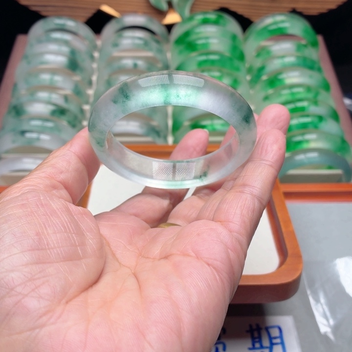 会***姐石英质玉未镶嵌手镯