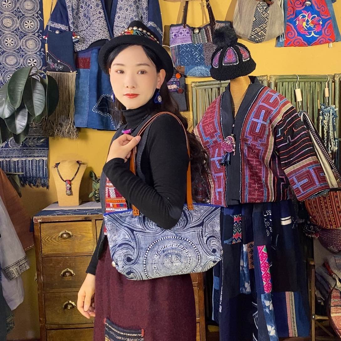 织绣手工蜡染包包