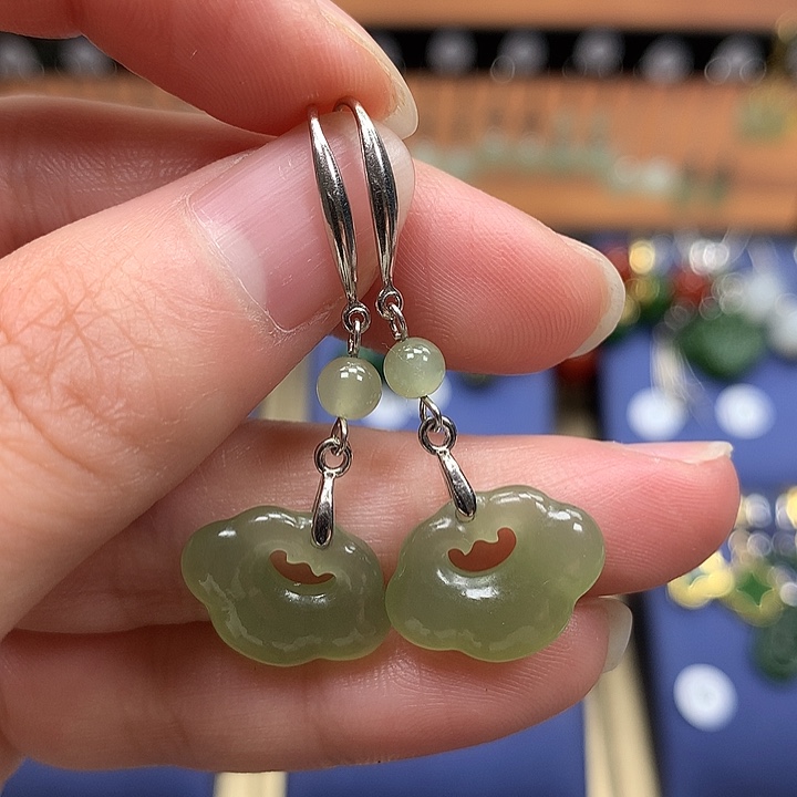 和田玉银S925镶嵌耳饰如意锁晴水色