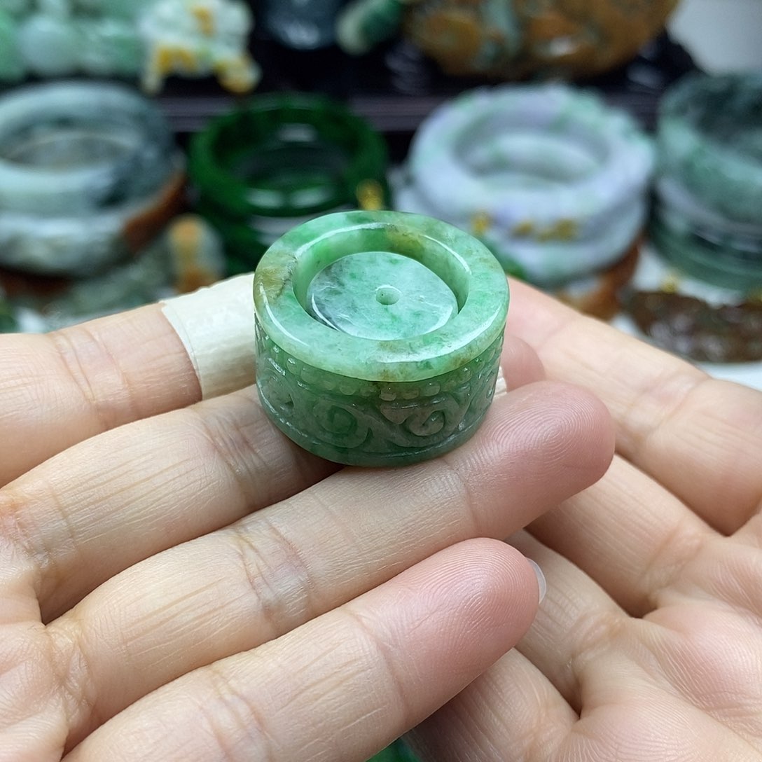 颈饰未镶嵌翡翠环环相扣