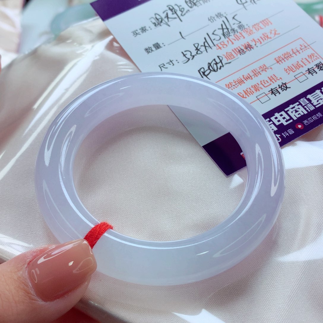 翡翠手镯（圆镯）未镶嵌明****。师妹毕业底妆冰冰紫