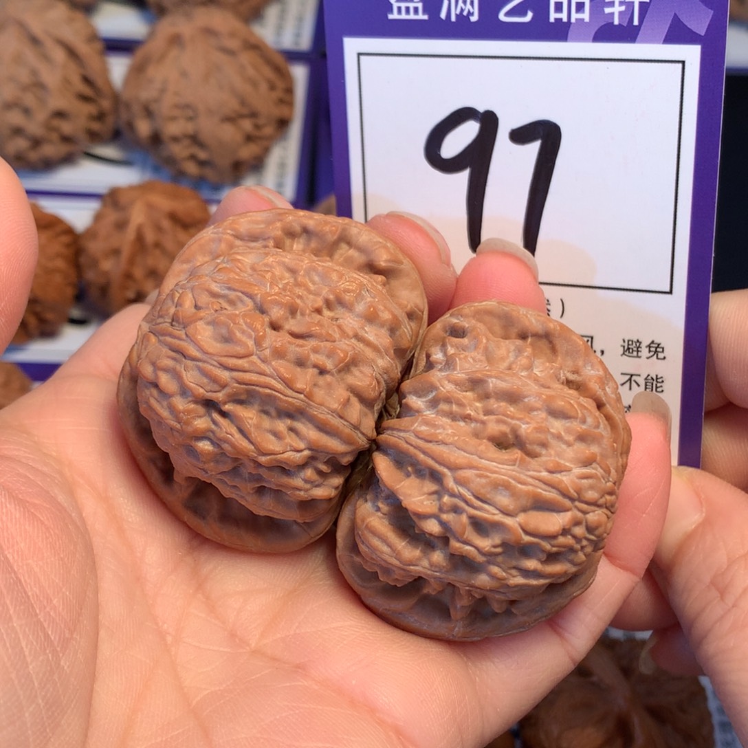 胡***为文玩核桃把件97白狮子4.3